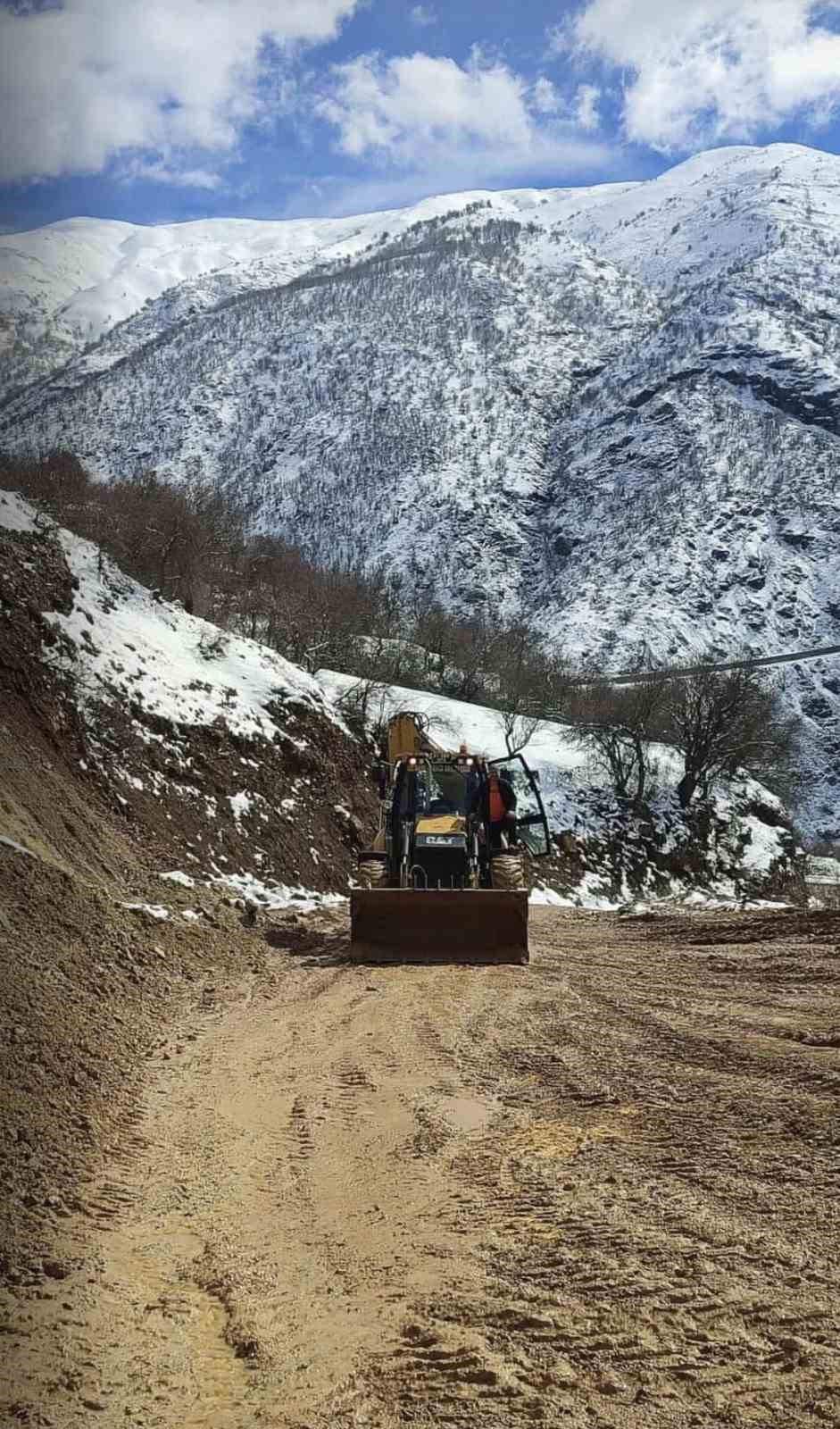 cunguste heyelan sonucu kapanan yol ulasima acildi 2 zdz18sbw