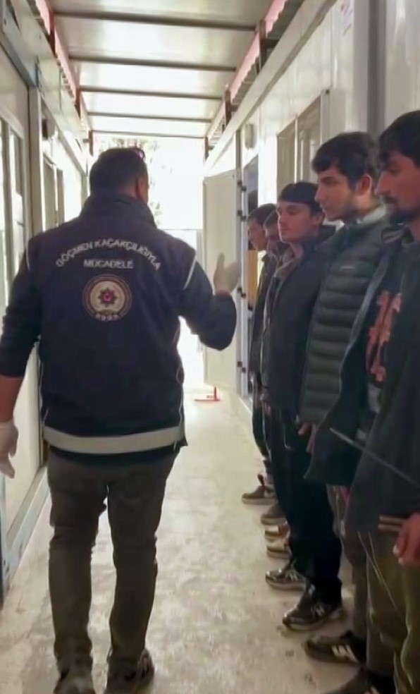 d 100de durdurulan minibuste afganistan uyruklu 7 duzensiz gocmen yakalandi 4 rlqsJnrt