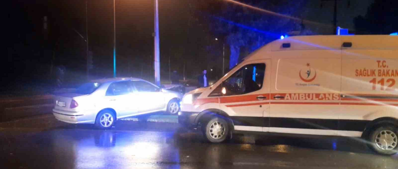 D-650 kara yolunda iki otomobil çarpıştı: 3 yaralı 4 d 650 kara yolunda iki otomobil carpisti 3 yarali 0 vOtRUCzP