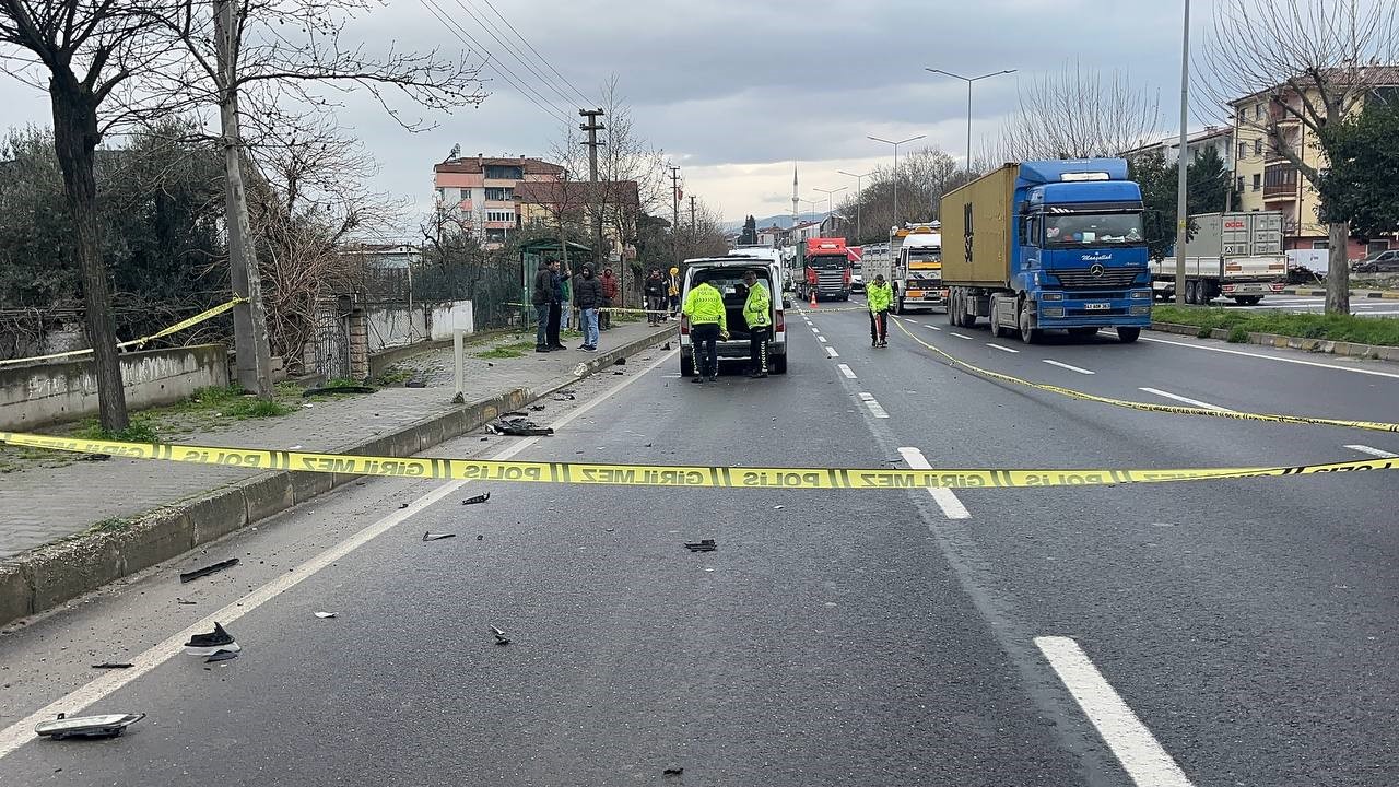 d 650de feci kaza otomobilin carptigi anne yaralandi kizi hayatini kaybetti 1