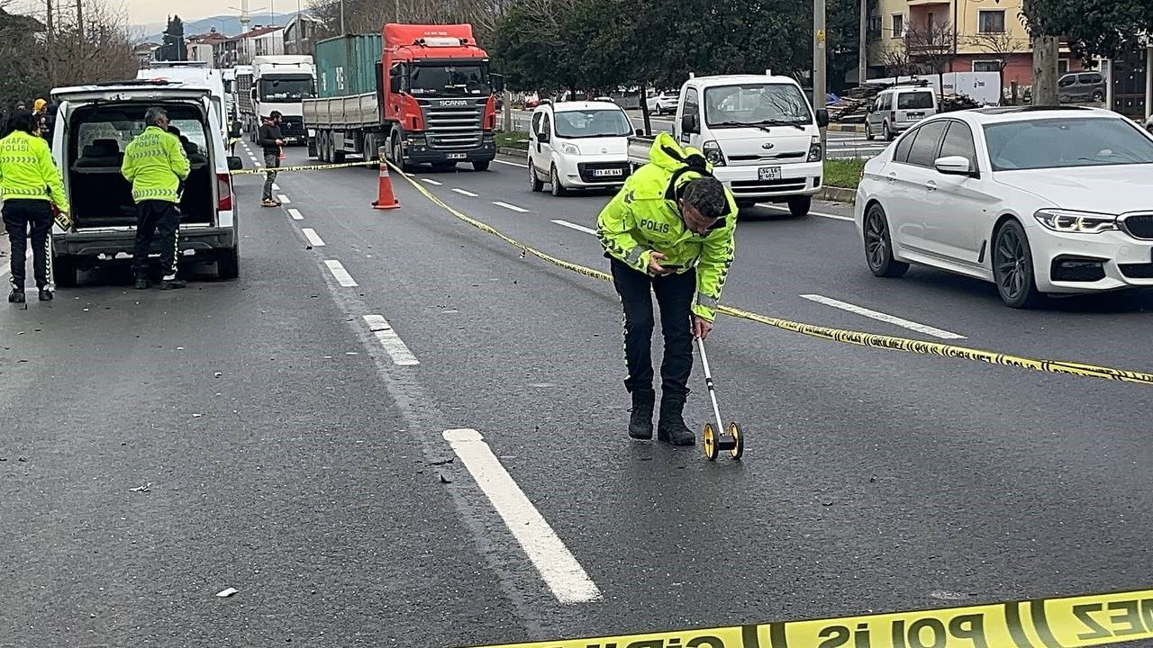 d 650de feci kaza otomobilin carptigi anne yaralandi kizi hayatini kaybetti 2