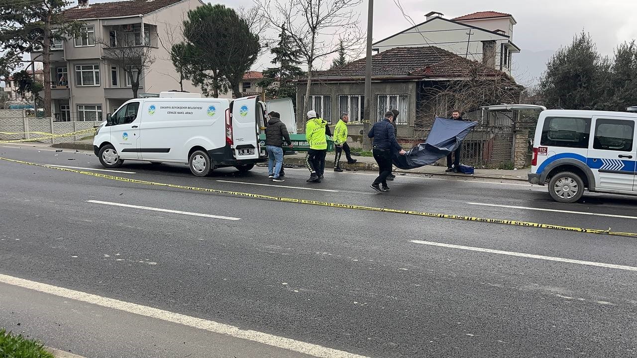 d 650de feci kaza otomobilin carptigi anne yaralandi kizi hayatini kaybetti 5 NOejcTLu