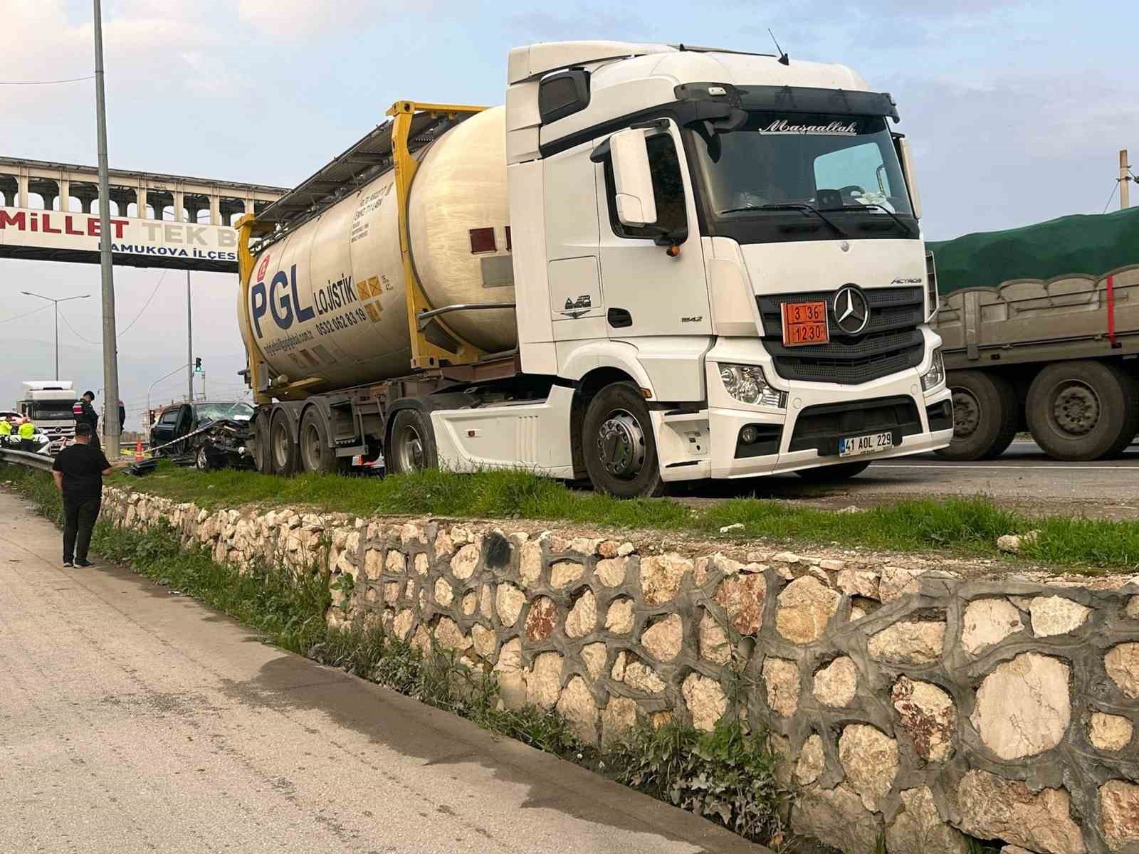 D-650’de park halindeki tıra çarpan otomobil hurdaya döndü: 1’i ağır 3 yaralı 4 d 650de park halindeki tira carpan otomobil hurdaya dondu 1i agir 3 yarali 0 Cj1TWHfA