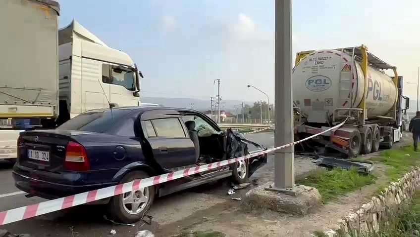 D-650’de park halindeki tıra çarpan otomobil hurdaya döndü: 1’i ağır 3 yaralı 6 d 650de park halindeki tira carpan otomobil hurdaya dondu 1i agir 3 yarali 2 2NQuLNW4