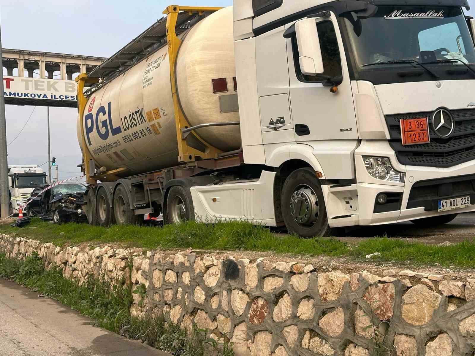 D-650’de park halindeki tıra çarpan otomobil hurdaya döndü: 1’i ağır 3 yaralı 7 d 650de park halindeki tira carpan otomobil hurdaya dondu 1i agir 3 yarali 3 YJSIA3hc
