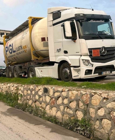 d-650de-park-halindeki-tira-carpan-otomobil-hurdaya-dondu-1i-agir-3-yarali-kazR9MRh.jpg