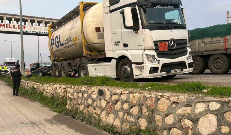 d-650de-park-halindeki-tira-carpan-otomobil-hurdaya-dondu-1i-agir-3-yarali-kazR9MRh.jpg