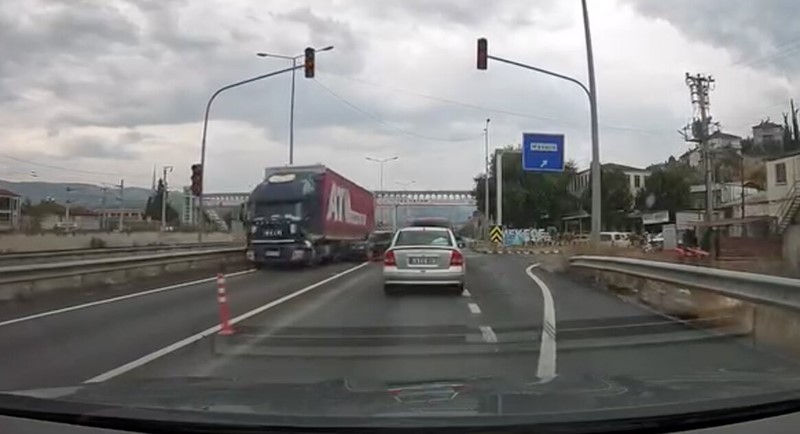 D-650’de yürekleri ağza getiren kaza kamerada 4 d 650de yurekleri agza getiren kaza kamerada 0 vTDn1de5