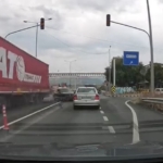 d-650de-yurekleri-agza-getiren-kaza-kamerada-qWbicJYR.jpg