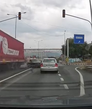 d-650de-yurekleri-agza-getiren-kaza-kamerada-qWbicJYR.jpg
