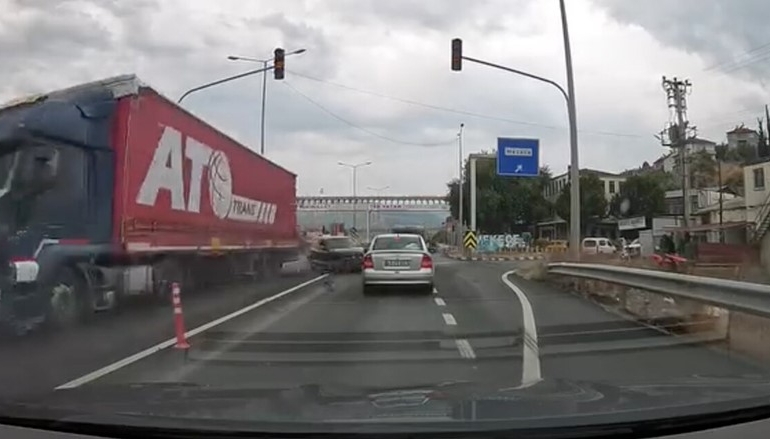 d-650de-yurekleri-agza-getiren-kaza-kamerada-qWbicJYR.jpg