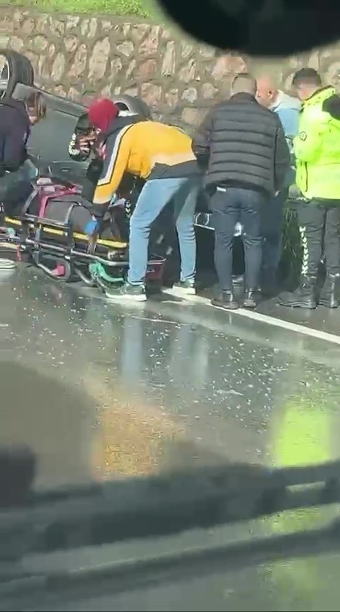 d100 kara yolunda kaza yapan arac ters dondu surucu yaralandi 0 yjNgYBLz