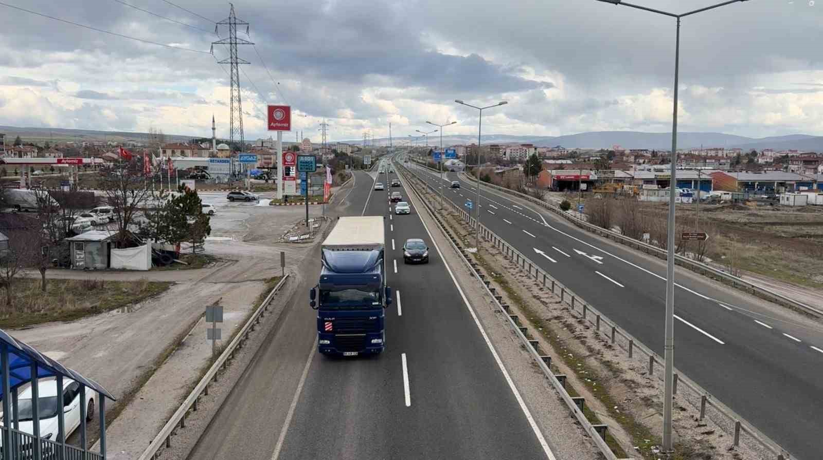 d100 karayolunda bayram donusu yogunlugu 0 P8GWCL8J