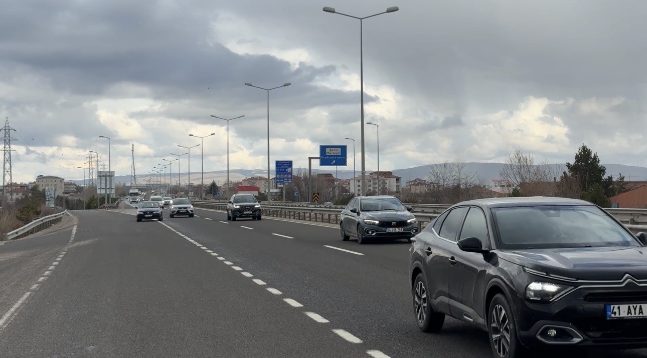 d100 karayolunda bayram donusu yogunlugu 3 zRUOzu2A