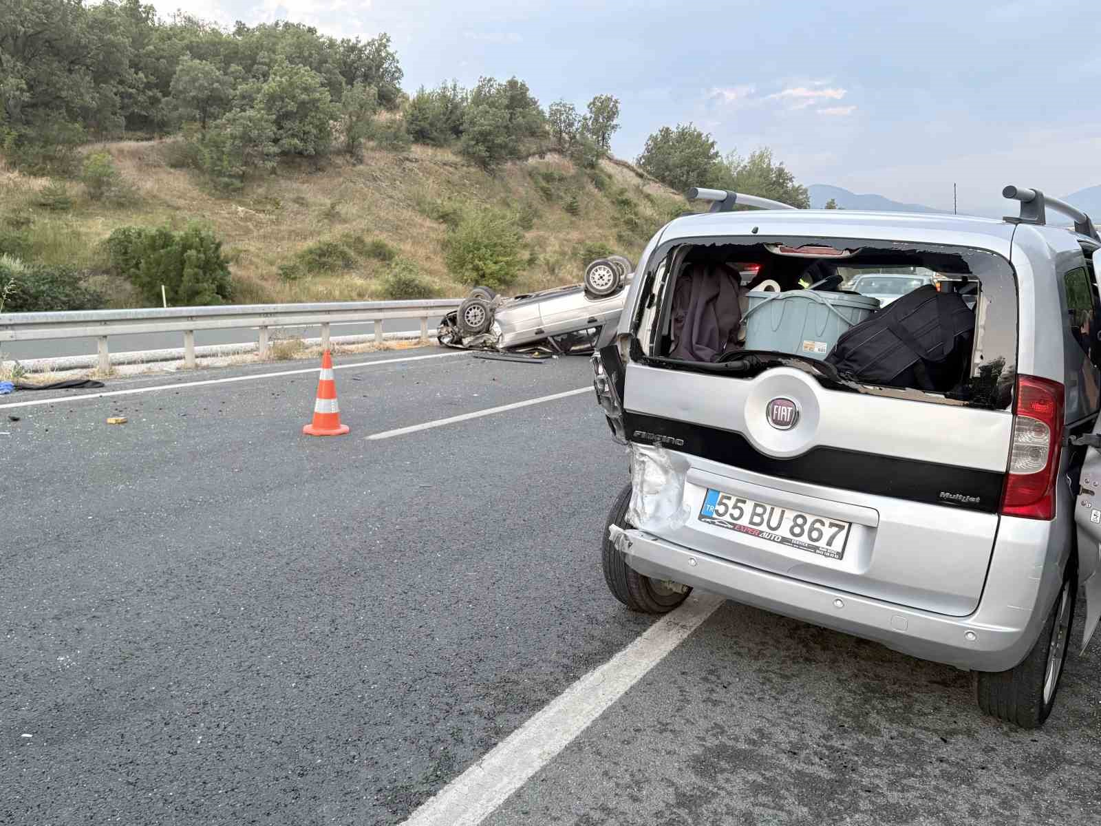 D100’de 3 araçlı trafik kazası: 1 ağır yaralı 6 d100de 3 aracli trafik kazasi 1 agir yarali 2 7T7OSTnY