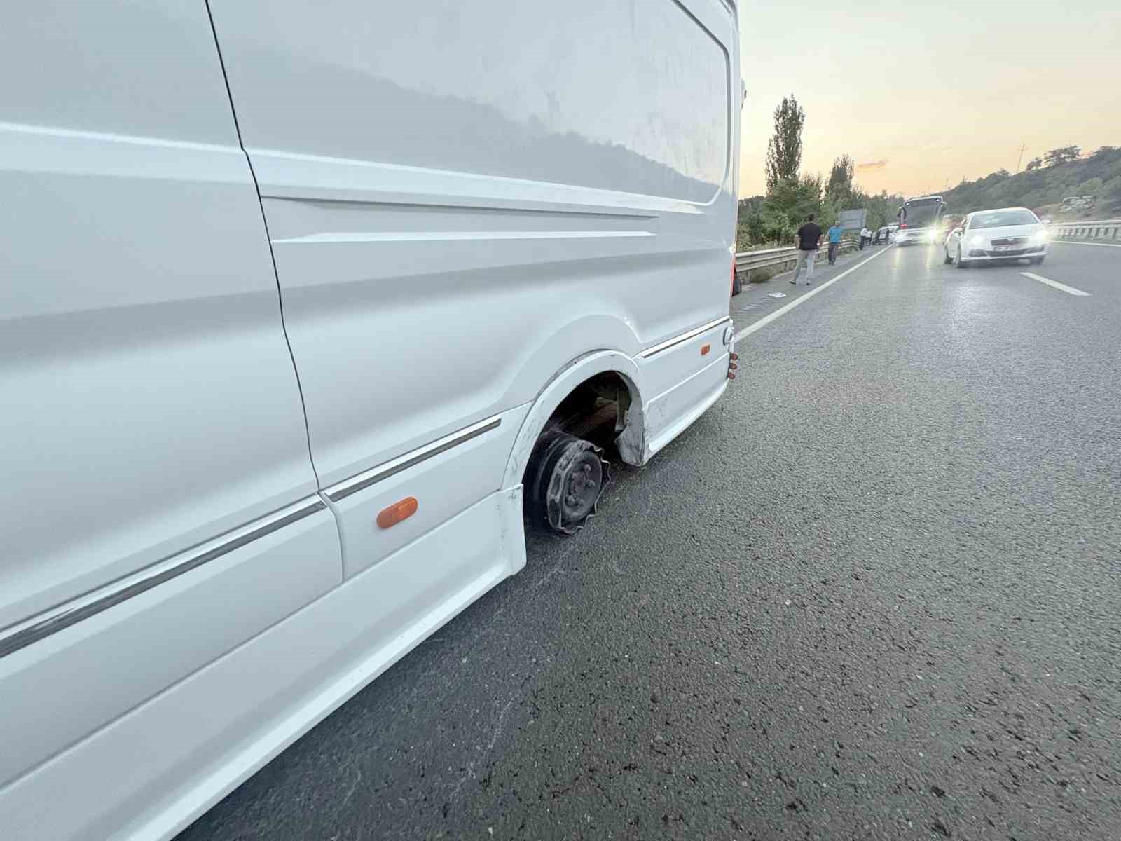 D100’de 3 araçlı trafik kazası: 1 ağır yaralı 9 d100de 3 aracli trafik kazasi 1 agir yarali 5 A6KfD7Ck