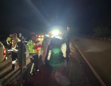 d100de-hafif-ticari-arac-devrildi-surucusu-kayiplara-karisti-tEZKBp7N.jpg