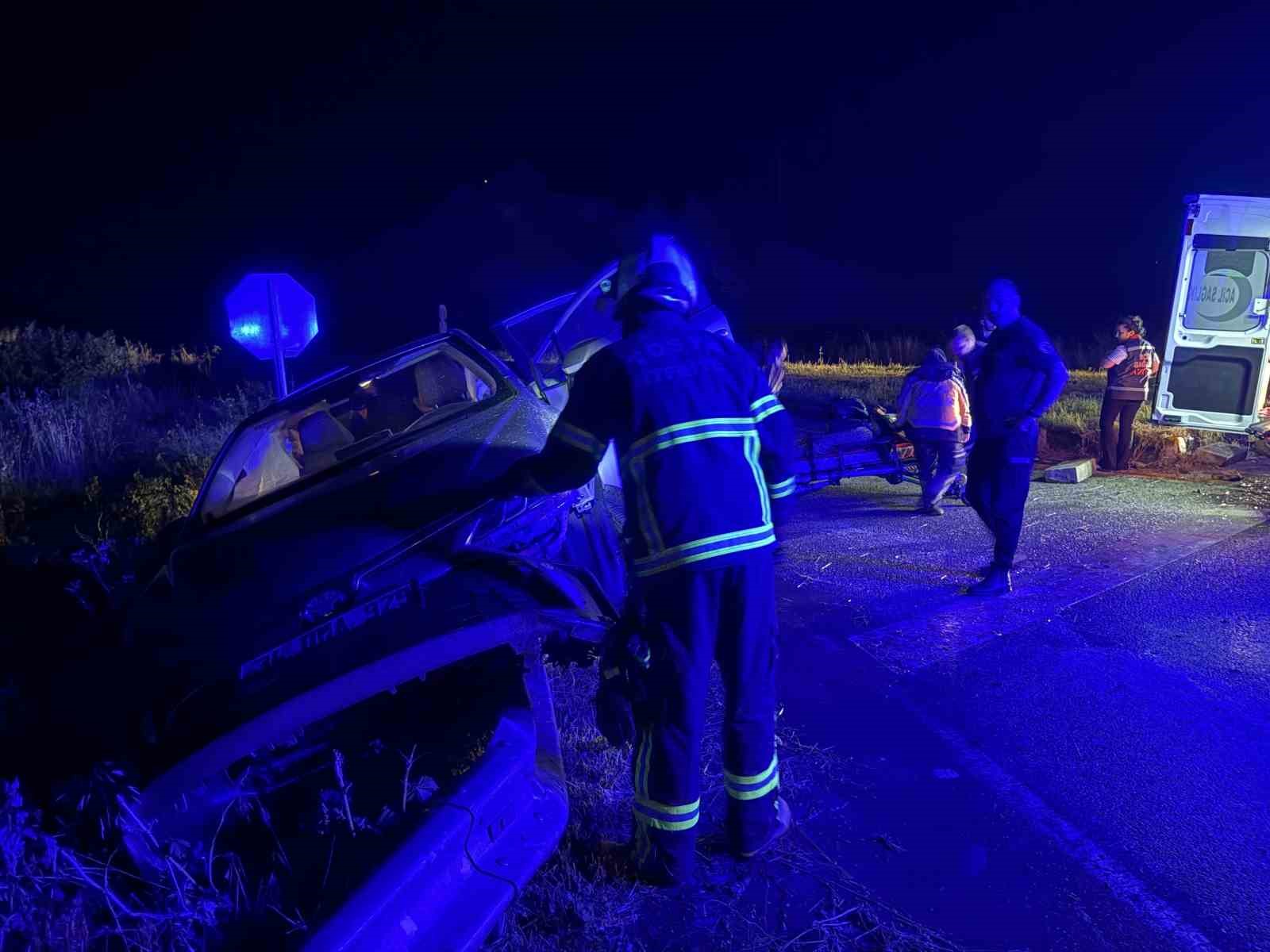 D100’de otomobil refüje çarptı: 2 yaralı 5 d100de otomobil refuje carpti 2 yarali 1 8Erhv7y1