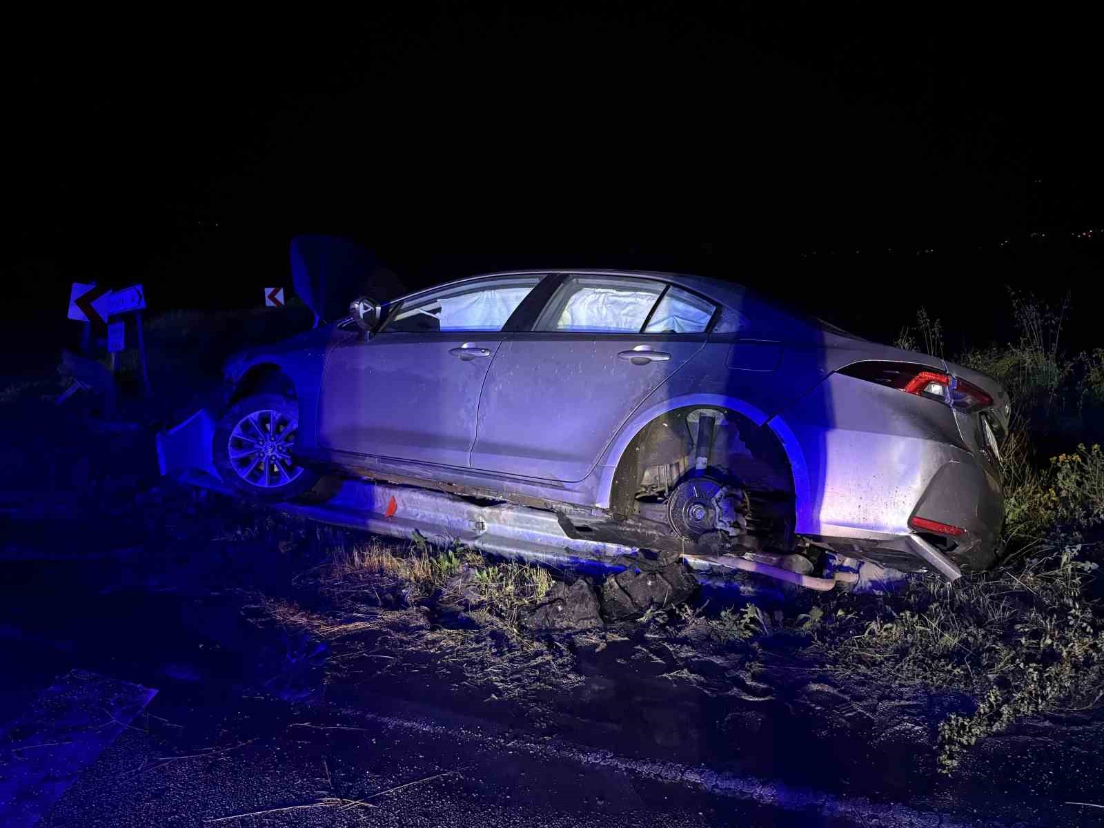 D100’de otomobil refüje çarptı: 2 yaralı 6 d100de otomobil refuje carpti 2 yarali 2 TwjPIKBv