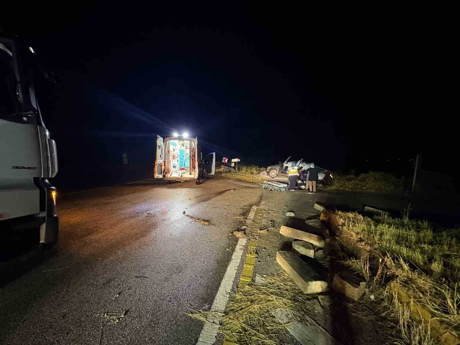D100’de otomobil refüje çarptı: 2 yaralı 7 d100de otomobil refuje carpti 2 yarali 3 kLD2X7jj
