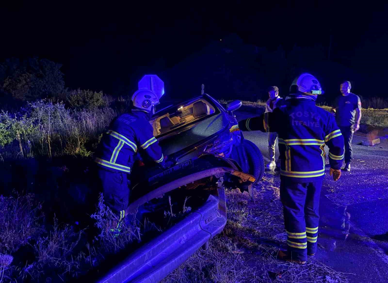 D100’de otomobil refüje çarptı: 2 yaralı 8 d100de otomobil refuje carpti 2 yarali 4 hKpPAtXN