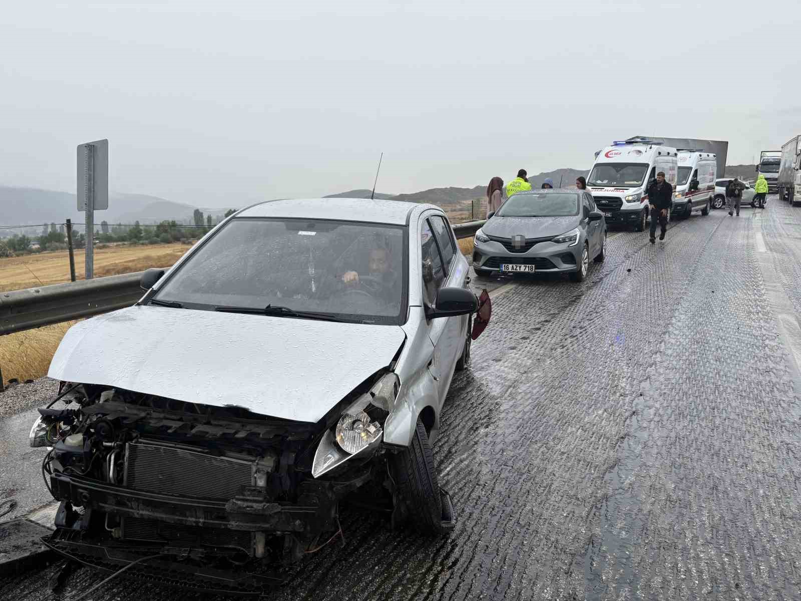 d100de saganak trafik kazalarini beraberinde getirdi olu ve yaralilar var 1