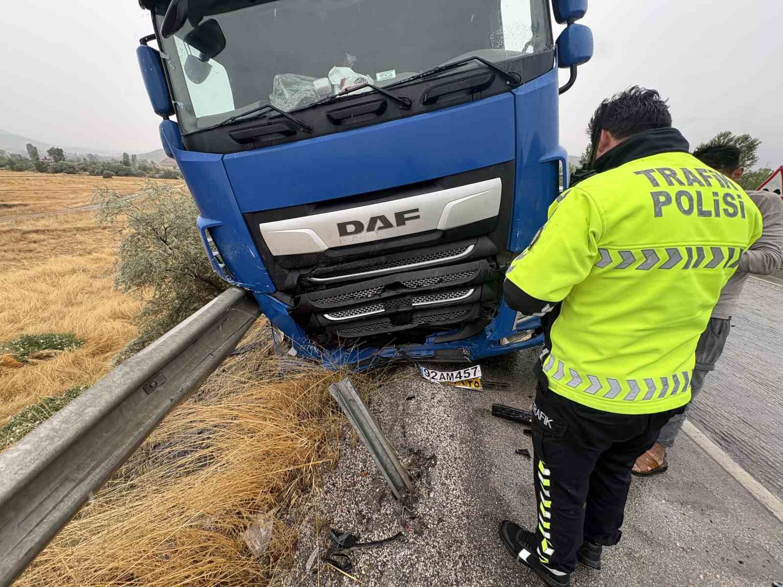 d100de saganak trafik kazalarini beraberinde getirdi olu ve yaralilar var 2 knT7WRwq
