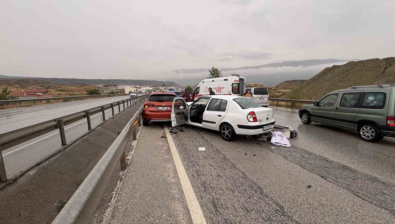 d100de saganak trafik kazalarini beraberinde getirdi olu ve yaralilar var 3 lggclCTm