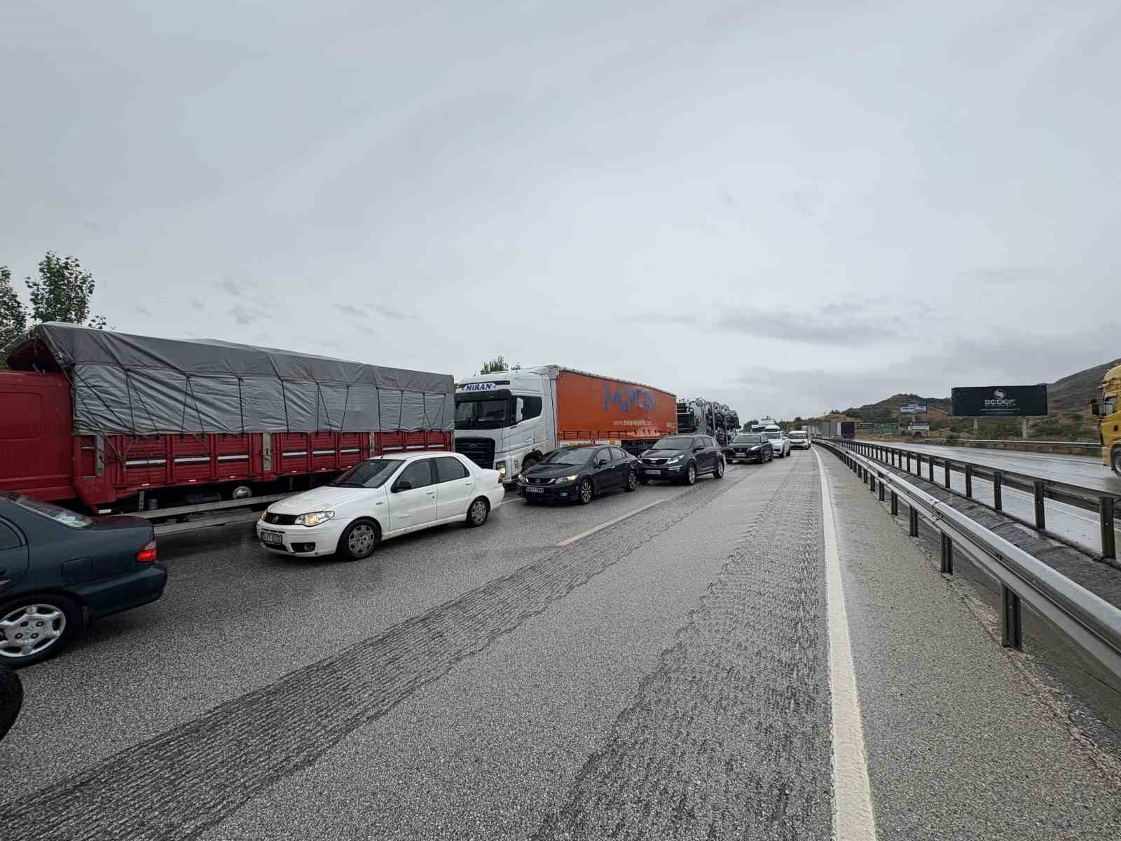 d100de saganak trafik kazalarini beraberinde getirdi olu ve yaralilar var 4 b33HO8Gp
