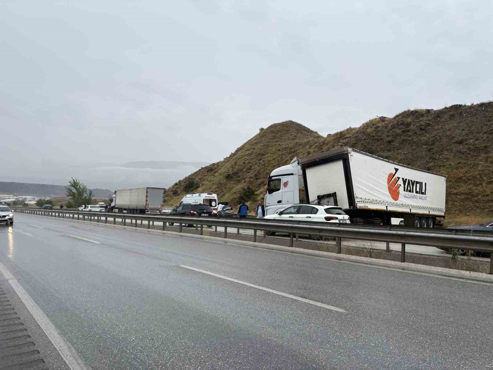d100de saganak trafik kazalarini beraberinde getirdi olu ve yaralilar var 5 ycwbiQB7