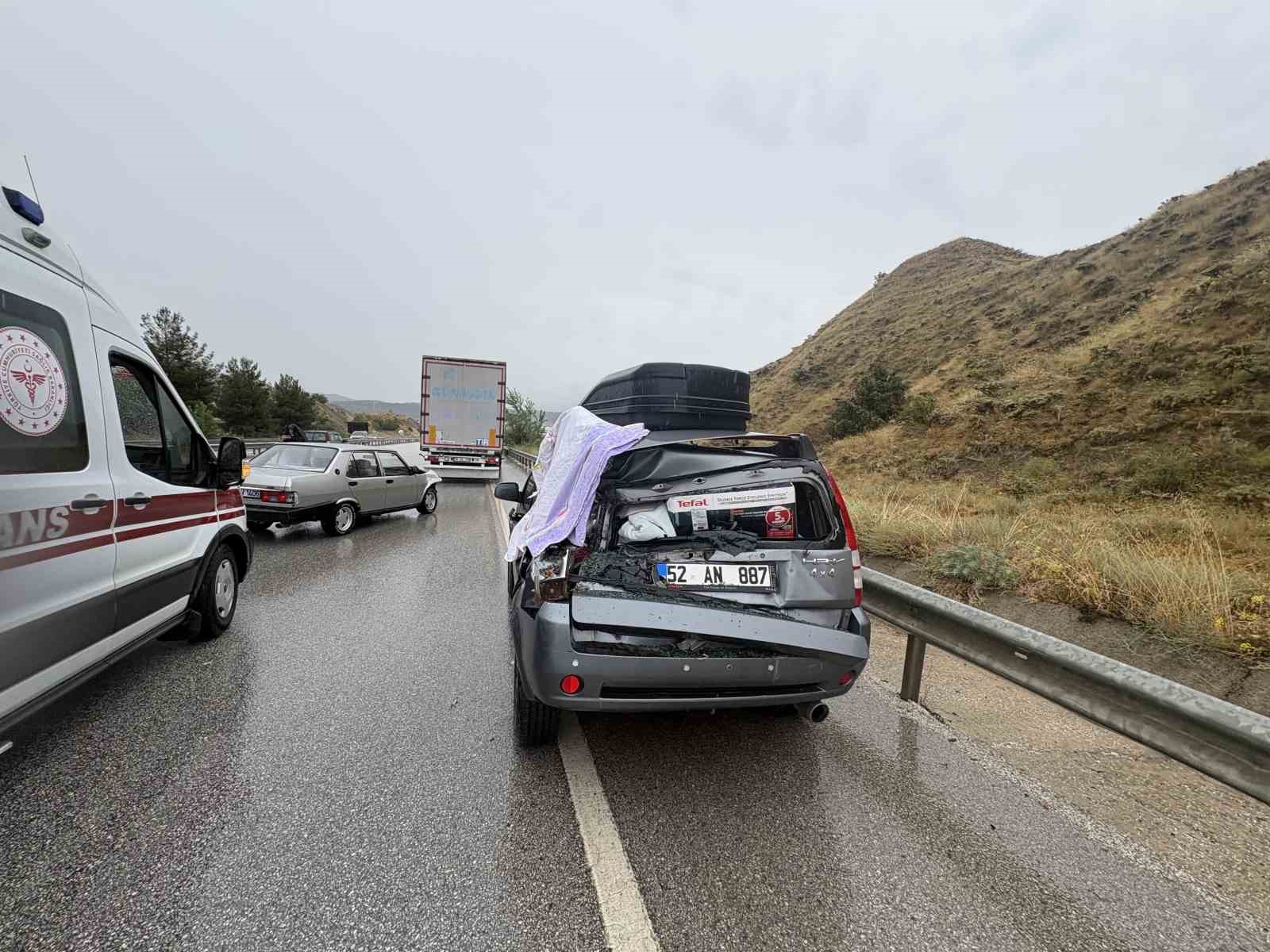 d100de saganak trafik kazalarini beraberinde getirdi olu ve yaralilar var 6 6e4yZuqb