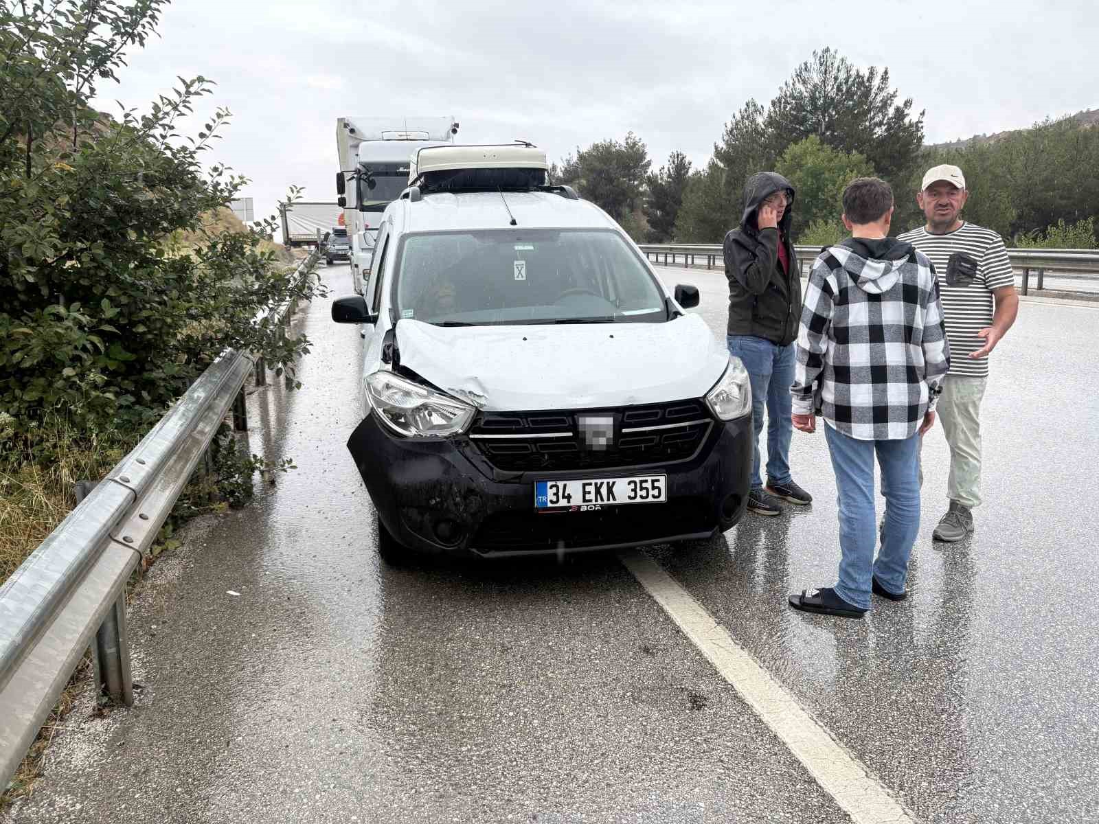 d100de saganak trafik kazalarini beraberinde getirdi olu ve yaralilar var 7 jGdU1qLb