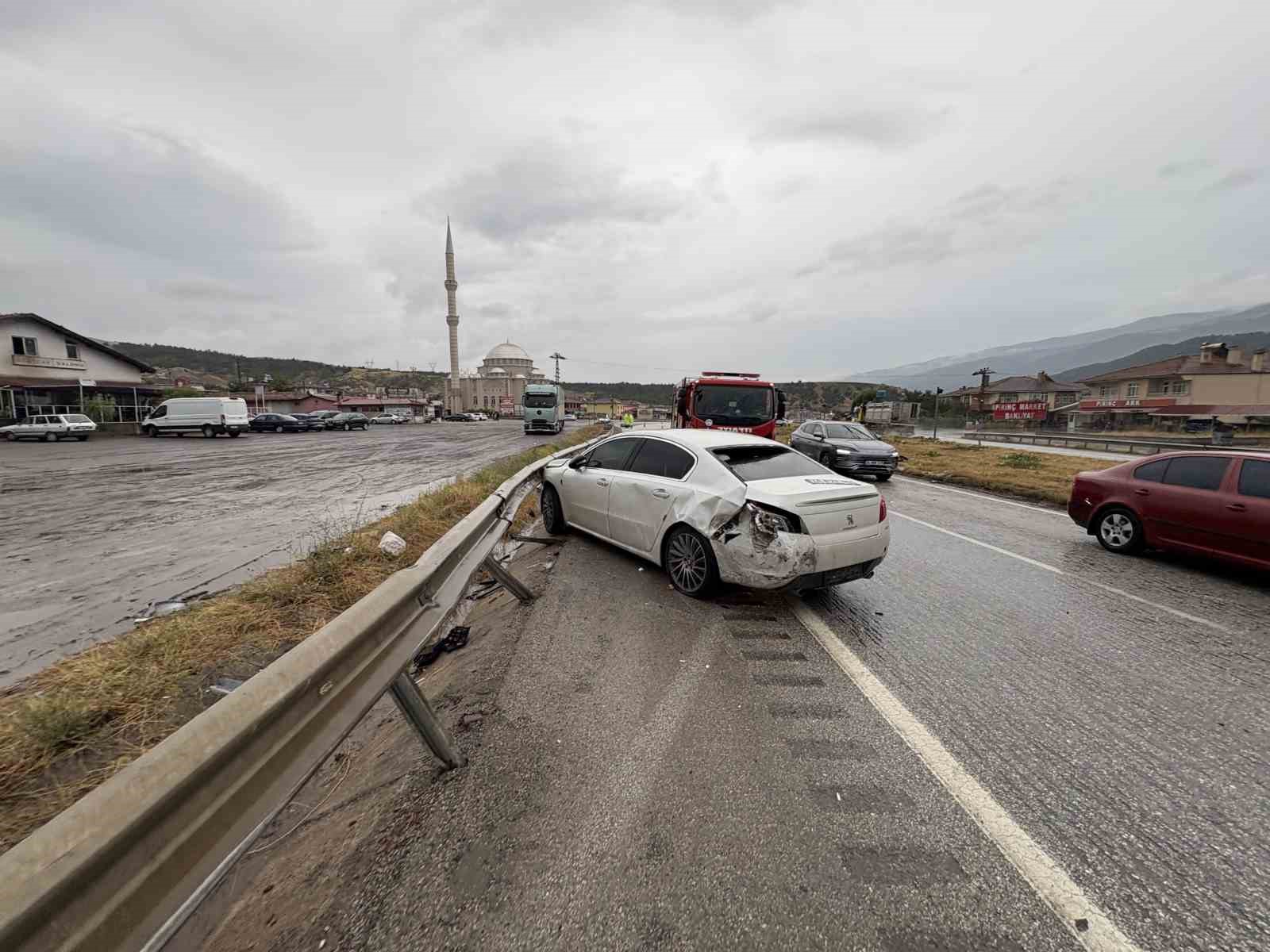 D100’de sağanak yağış çok sayıda kazaya sebep oldu 6 d100de saganak yagis cok sayida kazaya sebep oldu 2 Nl51rKci