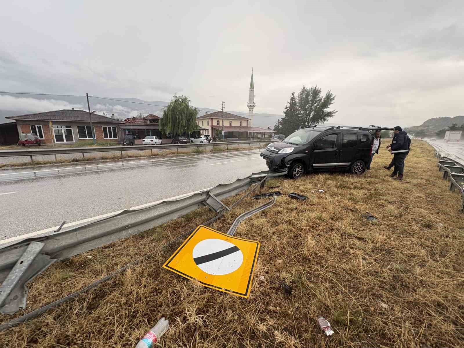D100’de sağanak yağış çok sayıda kazaya sebep oldu 7 d100de saganak yagis cok sayida kazaya sebep oldu 3 liljyjsU