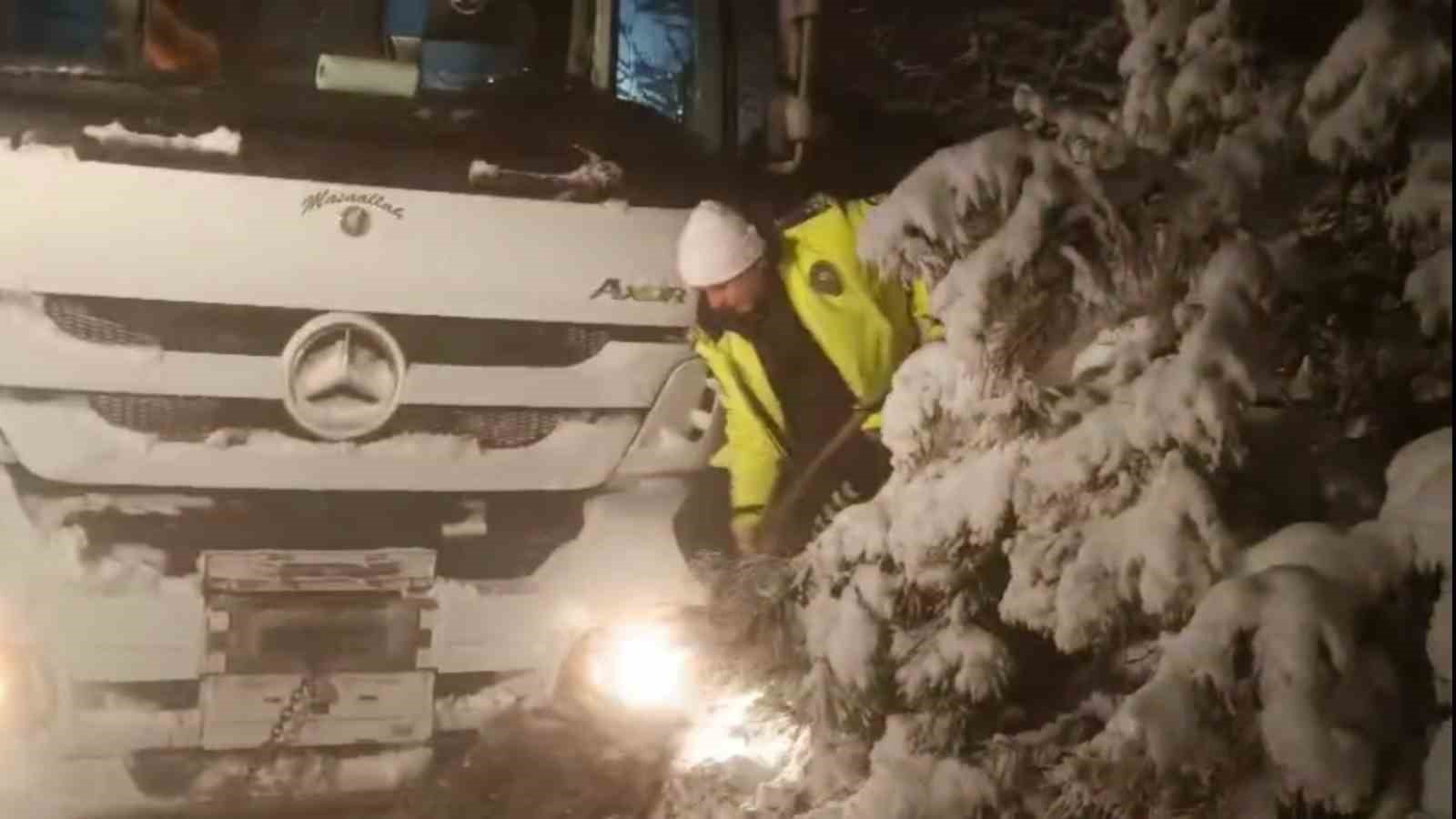 d850 kara yolu ulasima kapandi polis ekipleri kurekle acmaya calisti 1 n41ejhFy