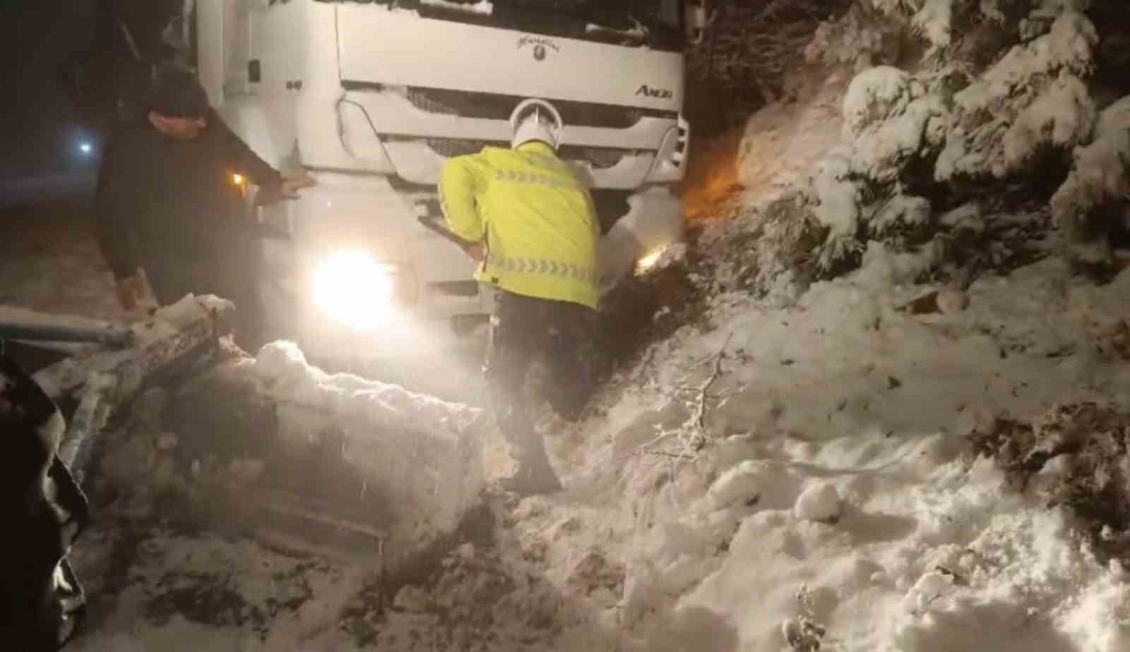 d850 kara yolu ulasima kapandi polis ekipleri kurekle acmaya calisti 2 MBMMSs2D
