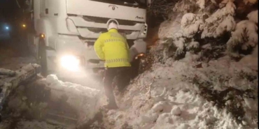 d850-kara-yolu-ulasima-kapandi-polis-ekipleri-kurekle-acmaya-calisti-BG3M4uS4.jpg