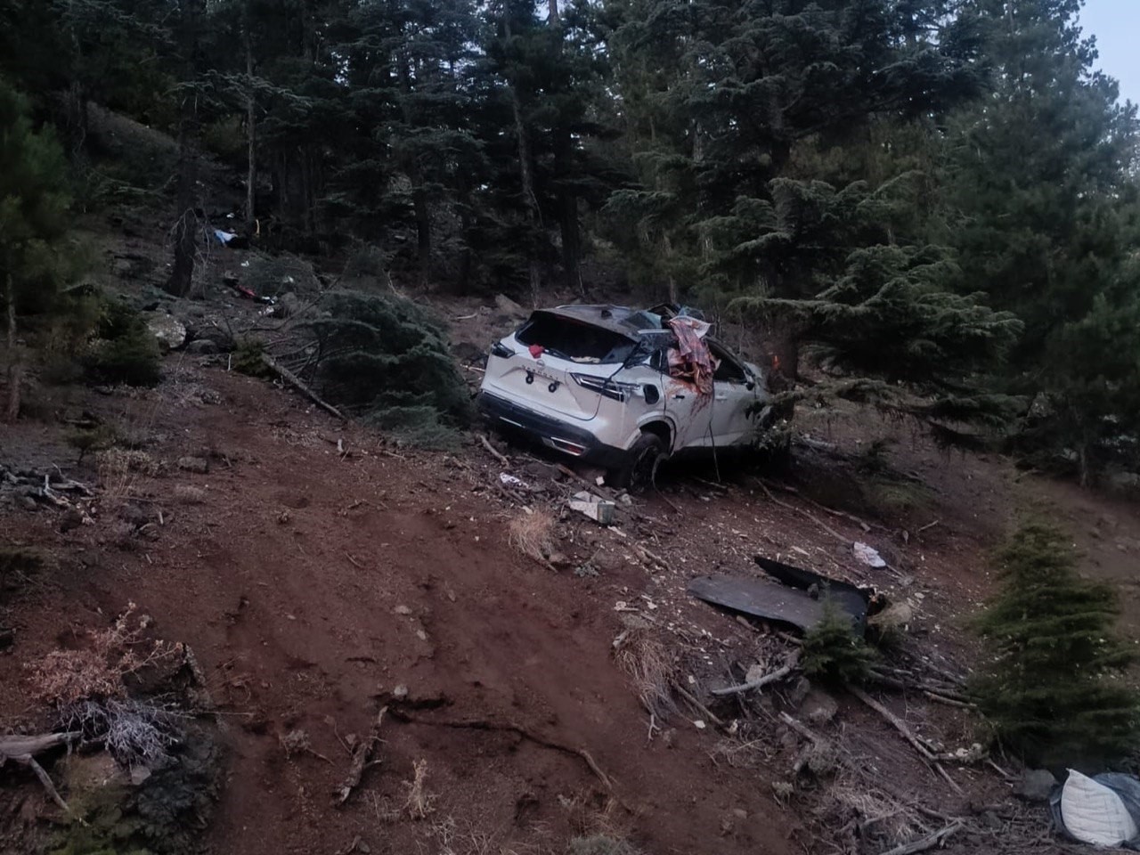 Dağ yolunda otomobil uçuruma yuvarlandı: 2 ölü 1 dag yolunda otomobil ucuruma yuvarlandi 2 olu 0 OCHgY9YX