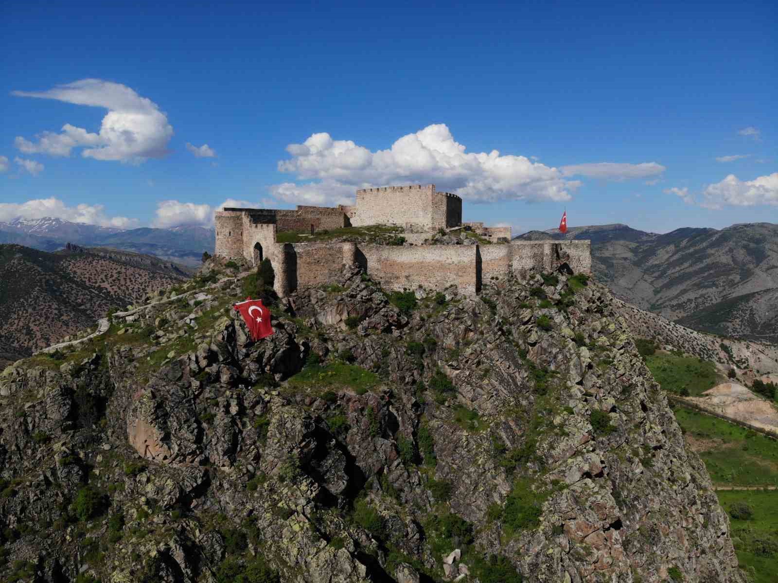 Dağcılar, 700 yıllık Kov Kalesi’ne Türk bayrağı asarak Milli Takım’a destek verdi 9 dagcilar 700 yillik kov kalesine turk bayragi asarak milli takima destek verdi 5 zDYOIVKq