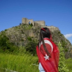 dagcilar-700-yillik-kov-kalesine-turk-bayragi-asarak-milli-takima-destek-verdi-j8V6zDY1.jpg