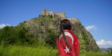 dagcilar-700-yillik-kov-kalesine-turk-bayragi-asarak-milli-takima-destek-verdi-j8V6zDY1.jpg