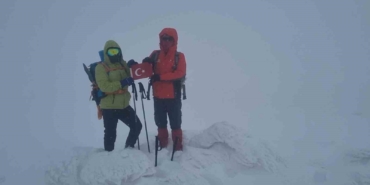 dagcilar-bubi-dagina-kis-tirmanisi-yapti-zirvede-kar-magarasi-olusturdu-YlkT6JYV.jpg
