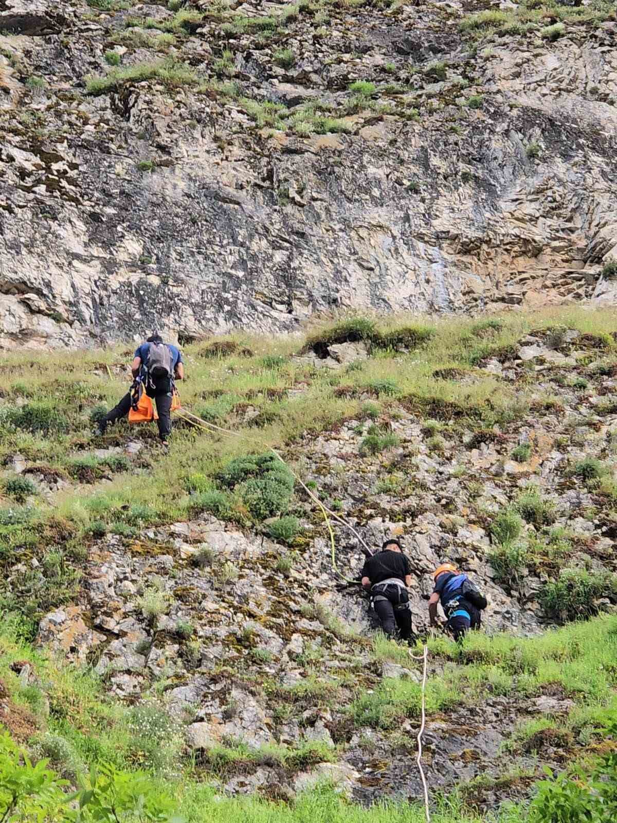 dagdaki oyukta mahsur kalan 2 genc 3 saatlik calismayla kurtarildi 4
