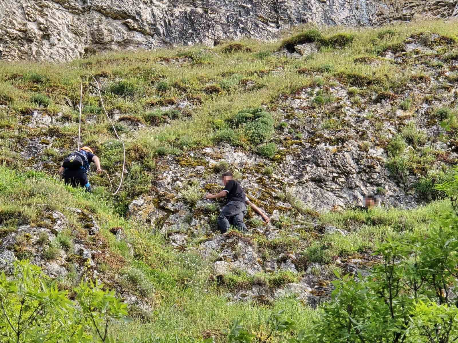 dagdaki oyukta mahsur kalan 2 genc kurtarildi 0 PXV8Pn6q