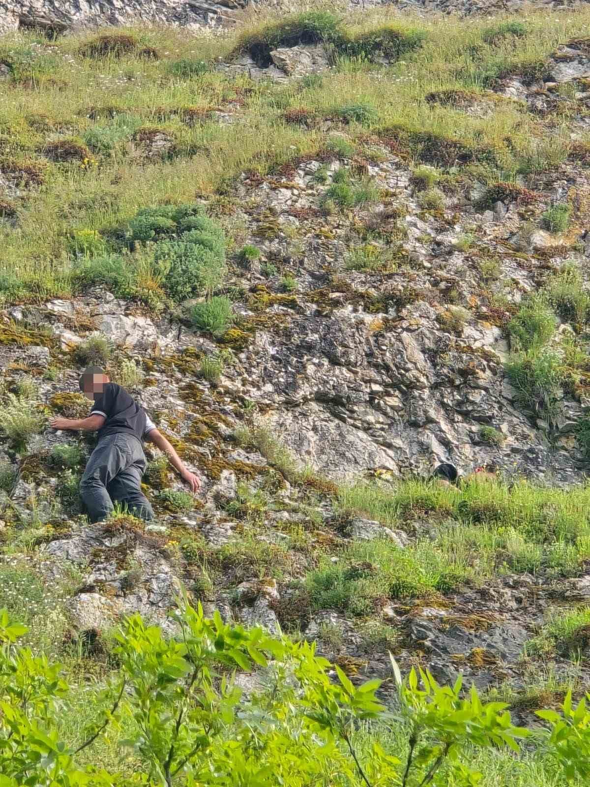 dagdaki oyukta mahsur kalan 2 genc kurtarildi 2 UzIQV3zV