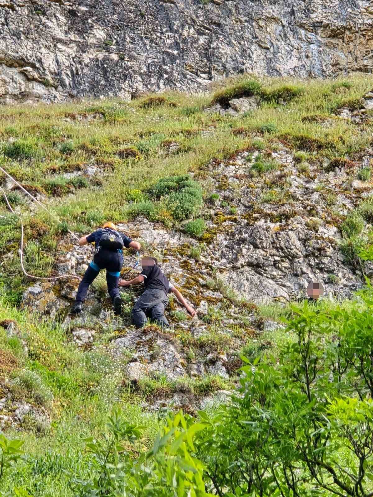 dagdaki oyukta mahsur kalan 2 genc kurtarildi 3 CpzjGilp