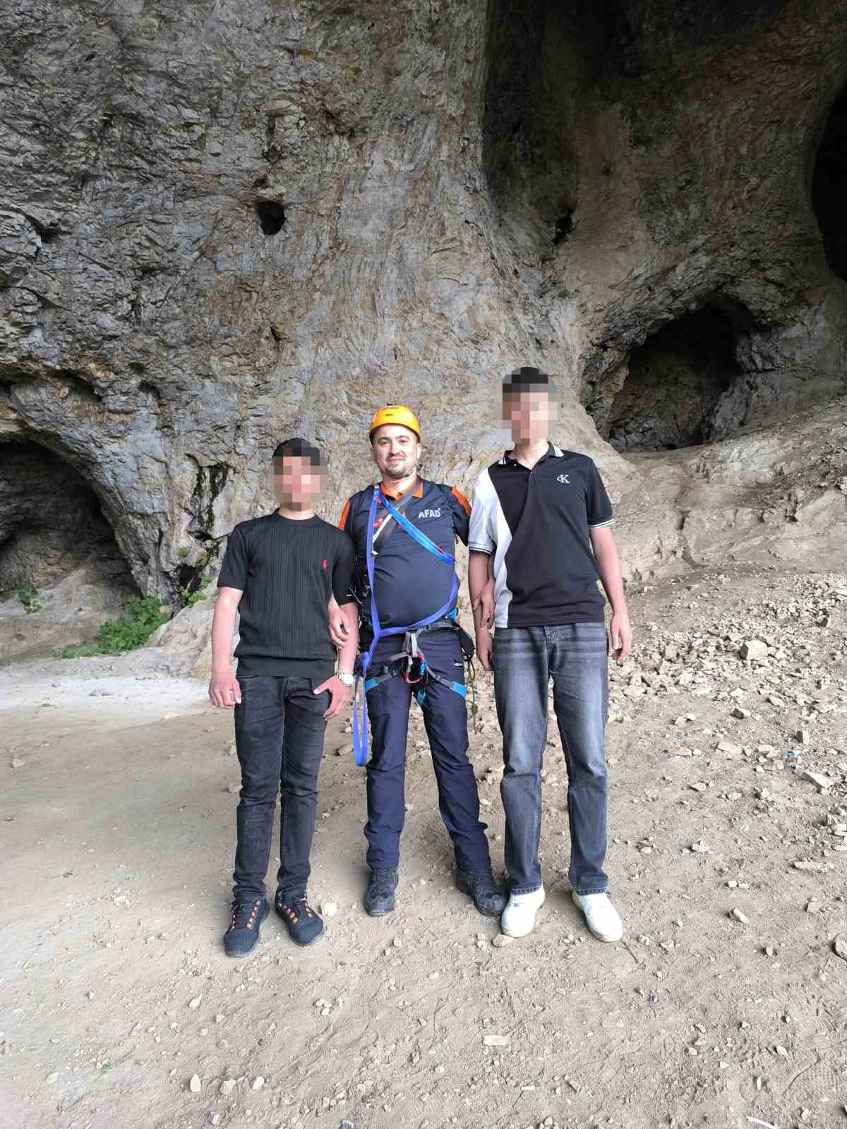 dagdaki oyukta mahsur kalan 2 genc kurtarildi 5 CChWjh7J