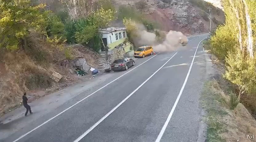 Dağdan yuvarlanan kaya parçası ev ve araçları teğet geçti: O anlar kamerada 4 dagdan yuvarlanan kaya parcasi ev ve araclari teget gecti o anlar kamerada 0 yDWscdkO