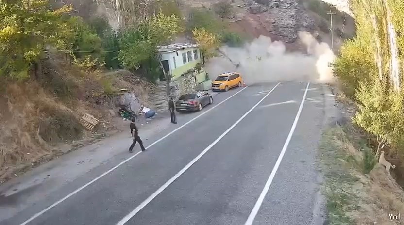 Dağdan yuvarlanan kaya parçası ev ve araçları teğet geçti: O anlar kamerada 5 dagdan yuvarlanan kaya parcasi ev ve araclari teget gecti o anlar kamerada 1 wuII4DZI