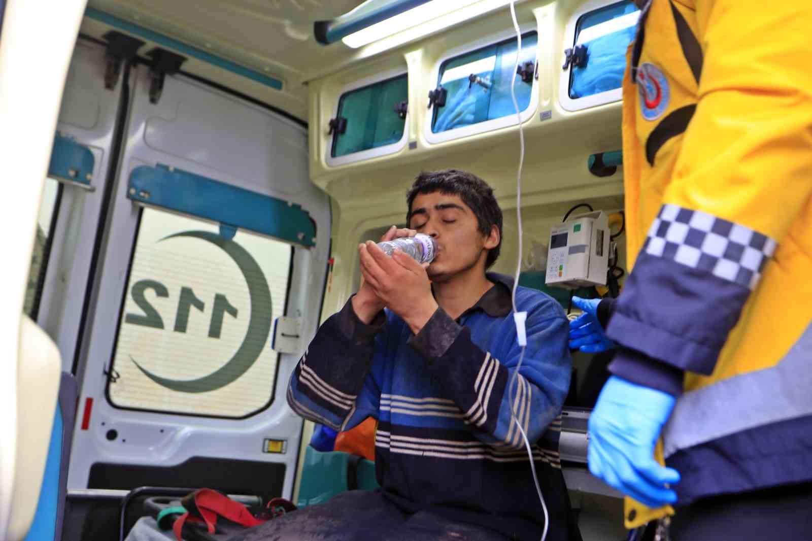 Dağın zirvesinde mahsur kalıp çığlığını 4 gün sonra duyurabilen genç: "Devletimden Allah razı olsun, gelmeseler ölecektim" 6 dagin zirvesinde mahsur kalip cigligini 4 gun sonra duyurabilen genc devletimden allah razi olsun HdGmaCKL